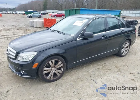2011 Mercedes-Benz C 300 Luxury/Sport z USA, uszkodzony, nr VIN WDDGF5EB6BA476437